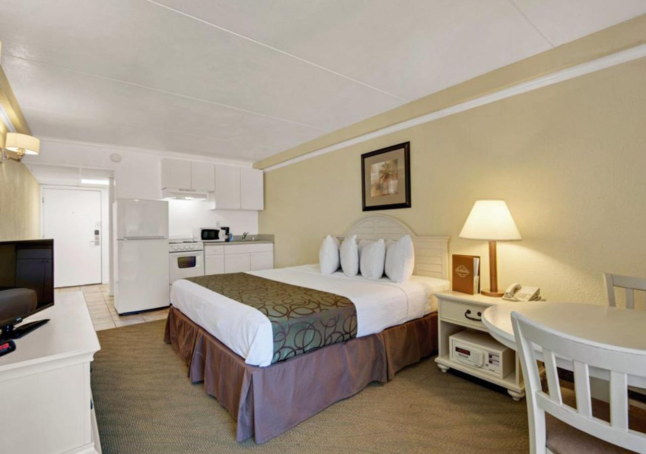 Ramada By Wyndham Panama City Beach / Beachfront Eksteriør billede