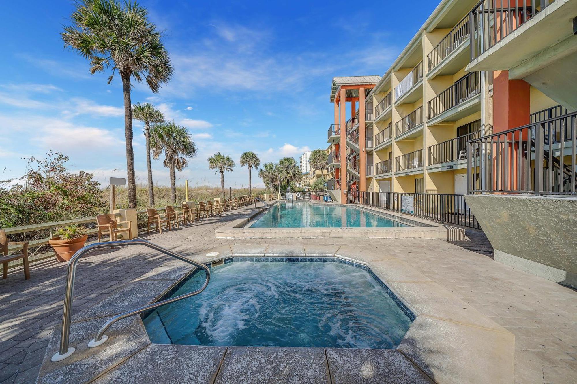 Ramada By Wyndham Panama City Beach / Beachfront Eksteriør billede