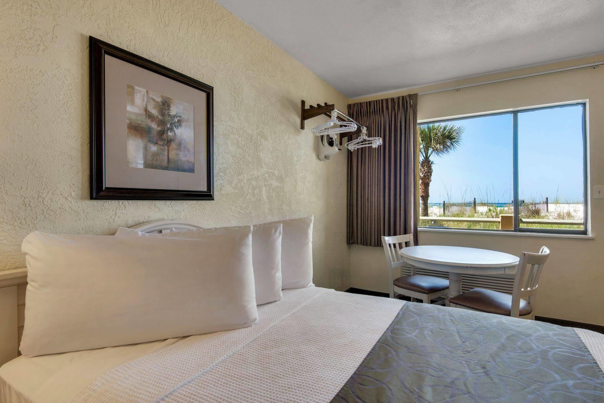 Ramada By Wyndham Panama City Beach / Beachfront Eksteriør billede